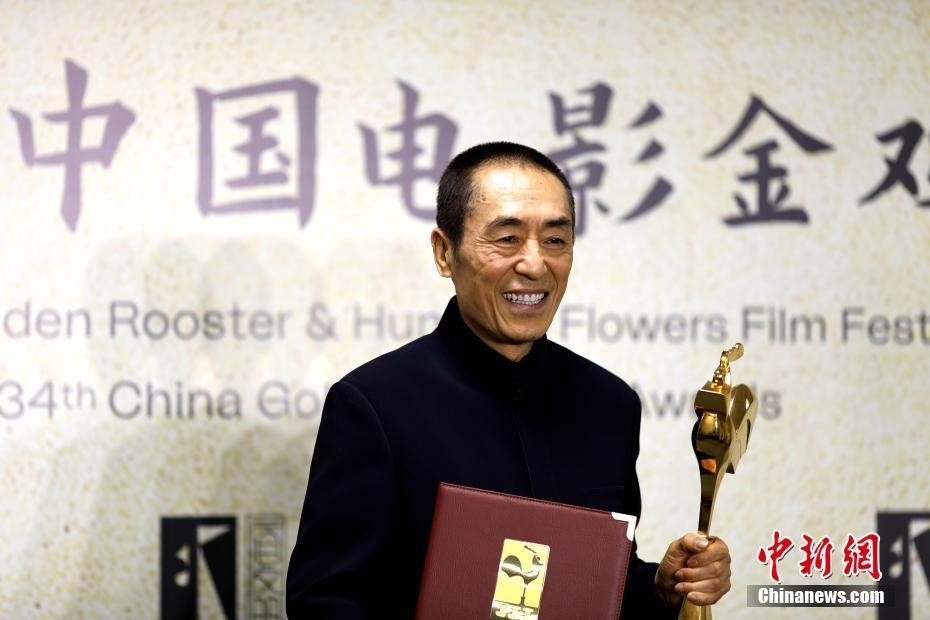 (資料圖：張藝謀以執(zhí)導(dǎo)《懸崖之上》榮膺最佳導(dǎo)演獎(jiǎng)。 <a target='_blank' href='/'>中新社</a>記者 呂明 攝)