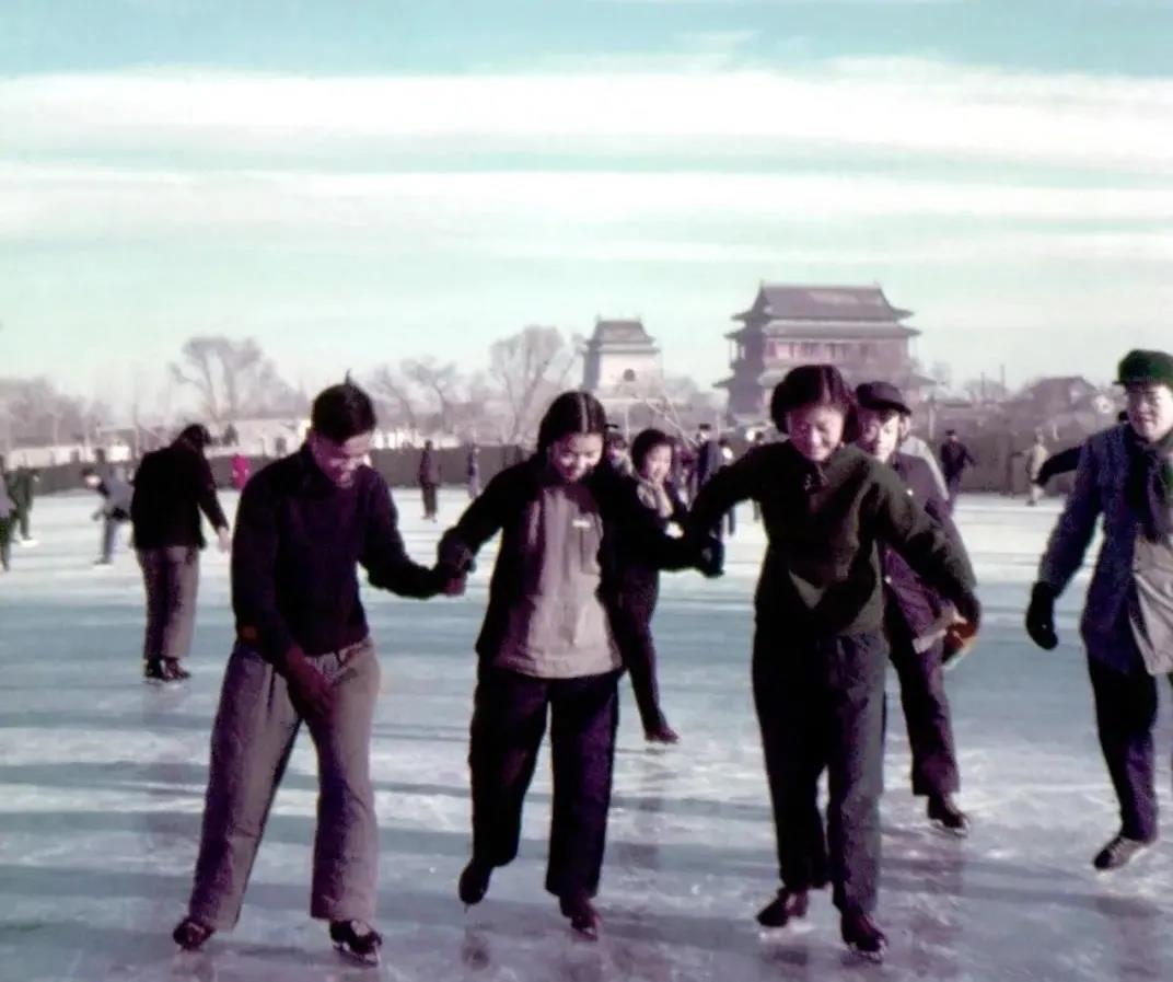 1955年，在什剎海學習溜冰的大學生。(圖源：人民畫報)
