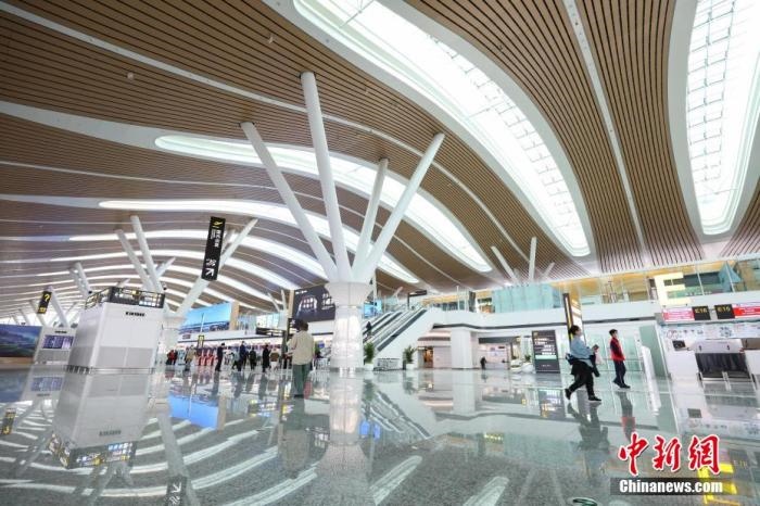 資料圖：貴陽龍洞堡國際機場T3航站樓出發(fā)大廳。 瞿宏倫 攝