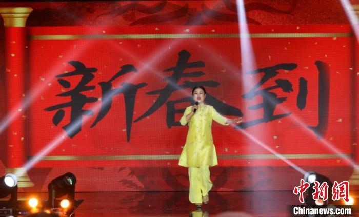 朱明瑛演唱《新春到》?！”本┟裾块T供圖