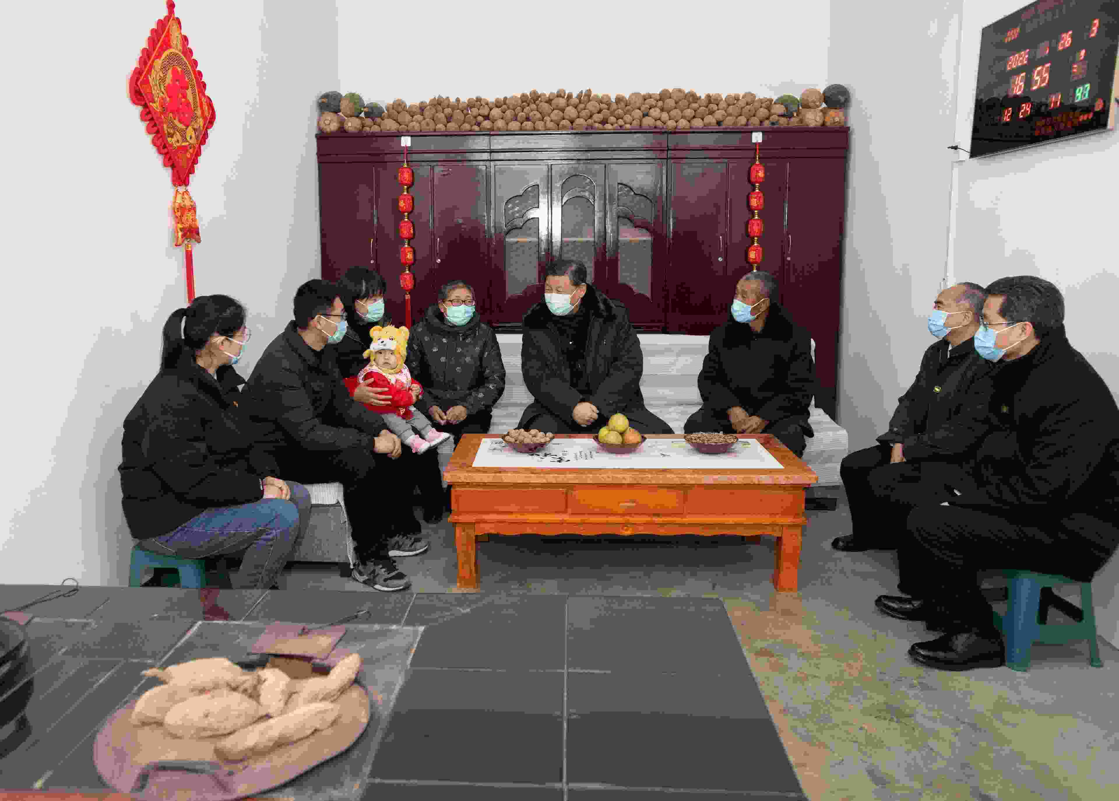 △2022年1月26日，中共中央總書記、國家主席、中央軍委主席習近平在臨汾市汾西縣僧念鎮(zhèn)段村同村民蔡文明一家親切交流。