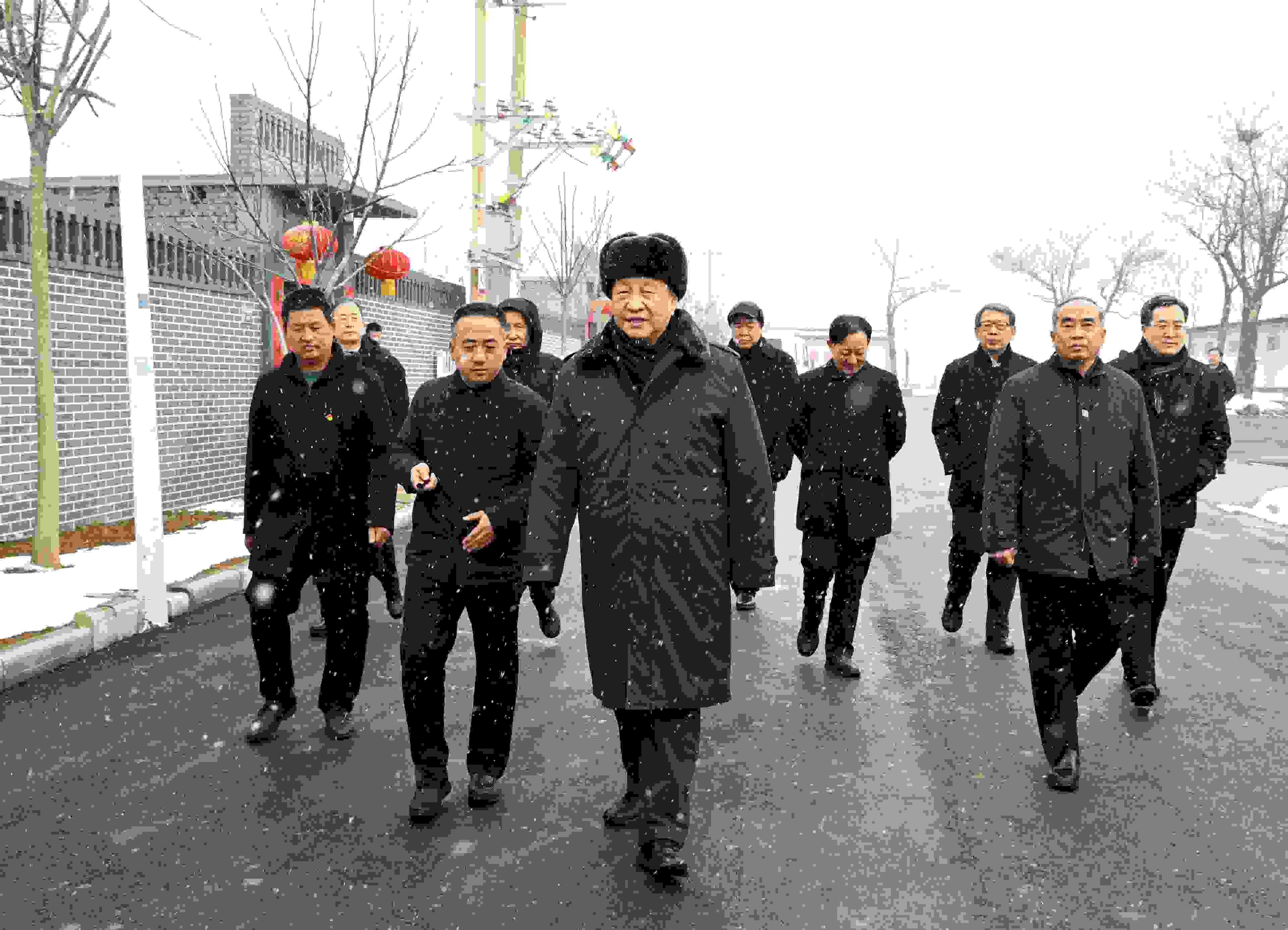 △2022年1月26日，中共中央總書記、國家主席、中央軍委主席習近平冒雪在臨汾市霍州市師莊鄉(xiāng)馮南垣村考察。