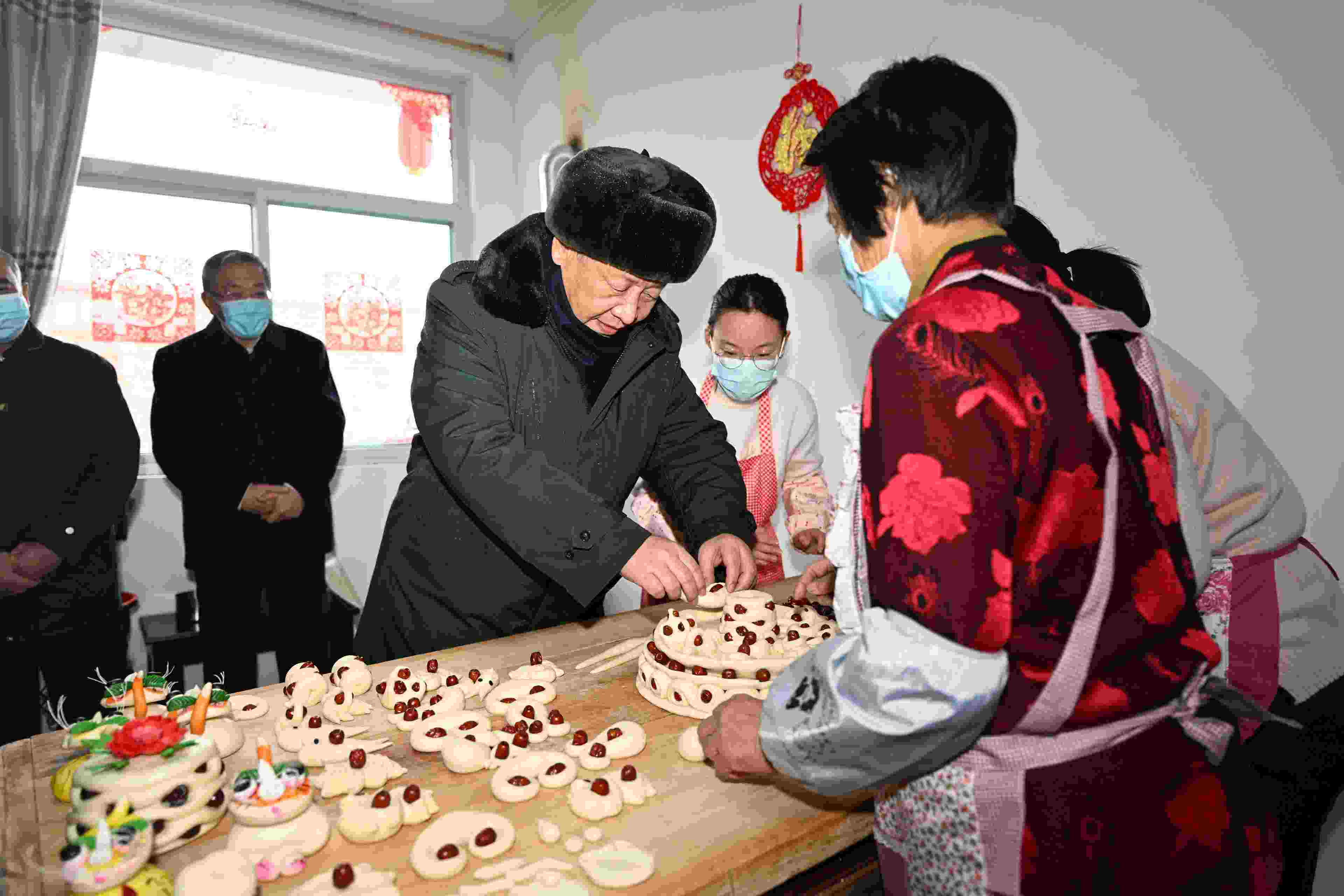 △2022年1月26日，中共中央總書記、國家主席、中央軍委主席習近平在臨汾市霍州市師莊鄉(xiāng)馮南垣村，同師紅兵一家做年饃。