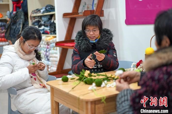 文創(chuàng)工作室的姐妹們正在鉤織月桂葉片?！」帕捡x 攝