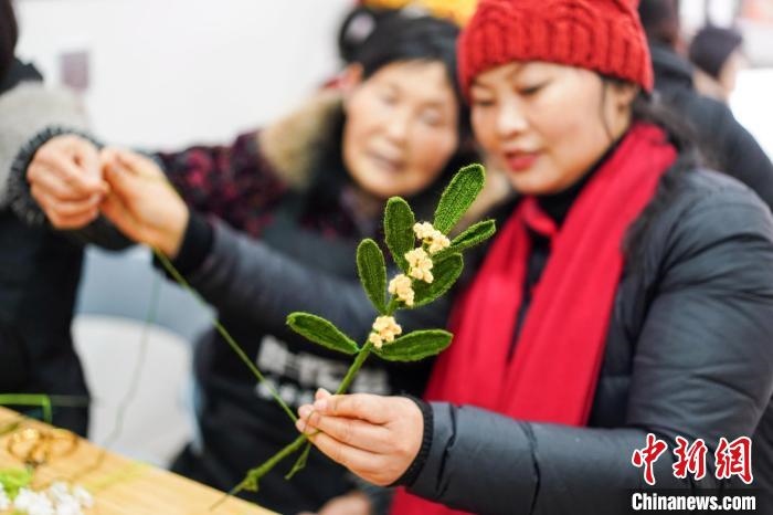 馮燕霞指導(dǎo)姐妹們鉤織月桂葉片?！」帕捡x 攝