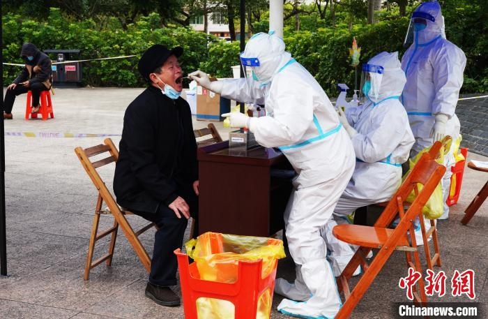 圖為德?？h組織民眾接受核酸檢測?！〉卤？h融媒體中心供圖