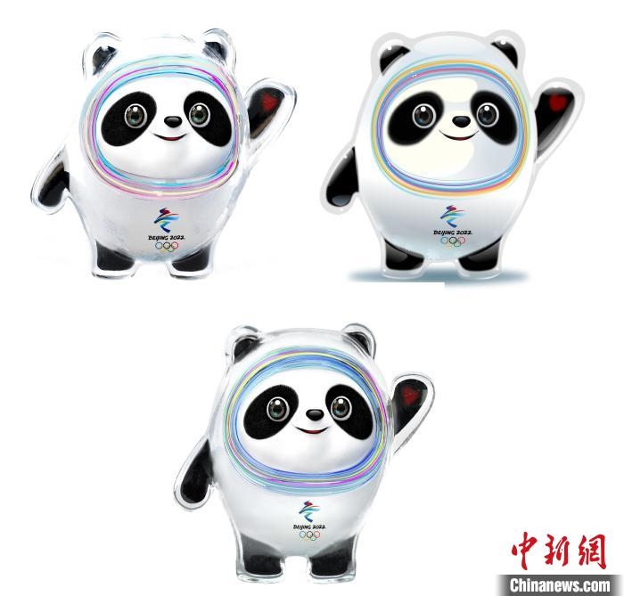 設(shè)計(jì)團(tuán)隊(duì)將“冰絲帶”的形象引入大熊貓后逐漸成型。上方兩個(gè)形象還是外八字腳，下方形象為最終定稿。　劉平云供圖