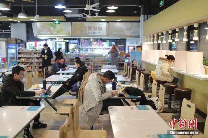 資料圖：考研學(xué)生在食堂內(nèi)復(fù)習(xí)。 泱波 攝