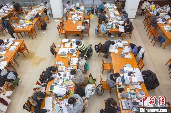 資料圖：南昌大學(xué)圖書館自習(xí)室內(nèi)，考生正在緊張復(fù)習(xí)。　劉力鑫 攝