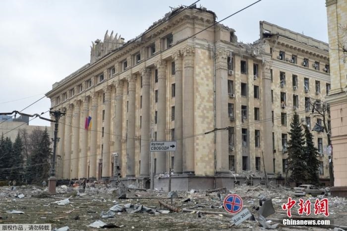 當?shù)貢r間3月1日，烏克蘭哈爾科夫市中心的政府大樓廣場遭到炮擊。