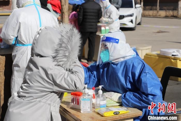呼和浩特市民做核酸。　張林虎 攝