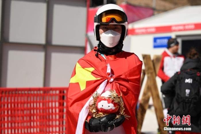 3月6日，中國(guó)選手梁景怡在賽后手捧吉祥物。當(dāng)日，北京2022年冬殘奧會(huì)殘奧高山滑雪男子超級(jí)大回轉(zhuǎn)-站姿決賽在國(guó)家高山滑雪中心舉行，中國(guó)選手梁景怡奪得冠軍。 <a target='_blank' href='/'>中新社</a>記者 劉冉陽(yáng) 攝 　