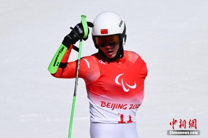 3月6日，中國(guó)選手梁景怡賽后慶祝勝利。當(dāng)日，北京2022年冬殘奧會(huì)殘奧高山滑雪男子超級(jí)大回轉(zhuǎn)-站姿決賽在國(guó)家高山滑雪中心舉行，中國(guó)選手梁景怡奪得冠軍。 <a target='_blank' href='/'>中新社</a>記者 劉冉陽(yáng) 攝 　