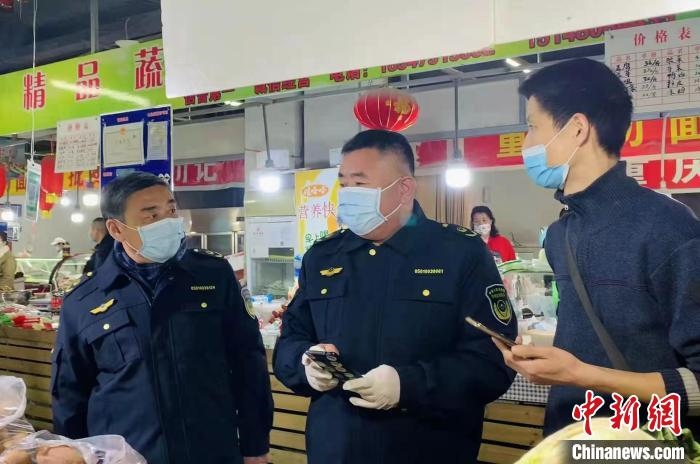 圖為執(zhí)法人員進行調查。　李婷婷　攝