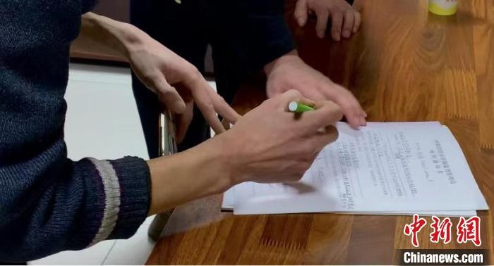 圖為現(xiàn)場下達詢問通知書?！±铈面?攝