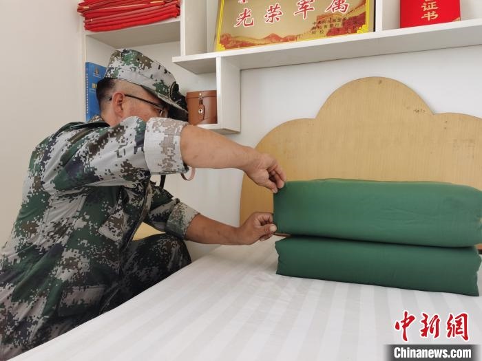 圖為謝寶民以軍人標(biāo)準(zhǔn)要求自己?！∈茉L者供圖