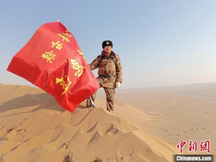 圖為在荒漠中駐守的謝寶民?！∈茉L者供圖