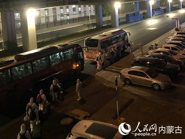 高校學(xué)生有序登車，前往隔離點(diǎn)。內(nèi)蒙古教育廳供圖