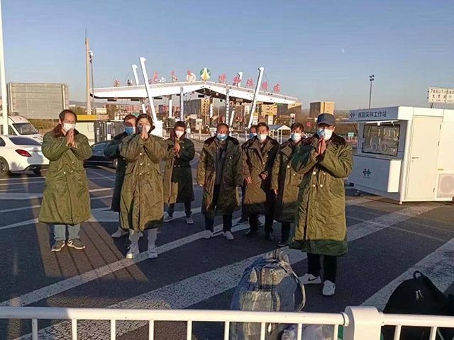 護(hù)送農(nóng)民工安全返鄉(xiāng)。賽罕區(qū)民政局供圖