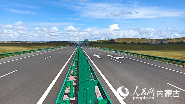 G1611經(jīng)棚至烏蘭布統(tǒng)高速公路項目。人民網(wǎng)記者 趙夢月攝