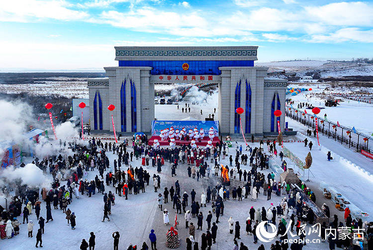 2024年12月22日，游客在黑山頭口岸景區(qū)游覽（無(wú)人機(jī)照片）。王正攝