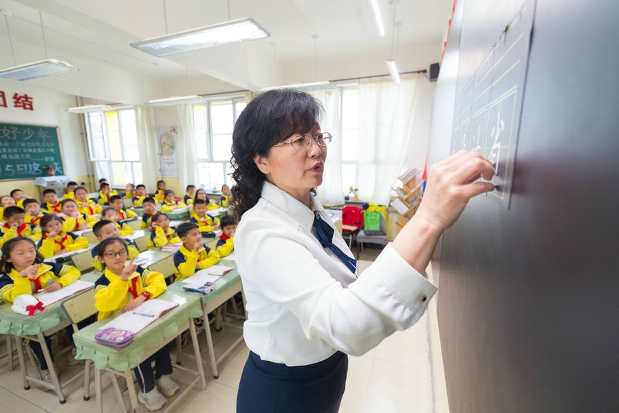 民族路小學（迎賓校區(qū)），語文老師燕凌云正在帶領同學們書寫漢字.jpg