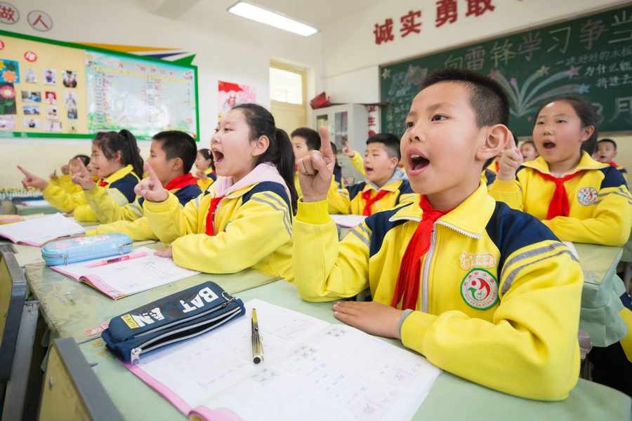 民族路小學（迎賓校區(qū)），同學們用手指虛劃筆順掌握字形（1）.jpg