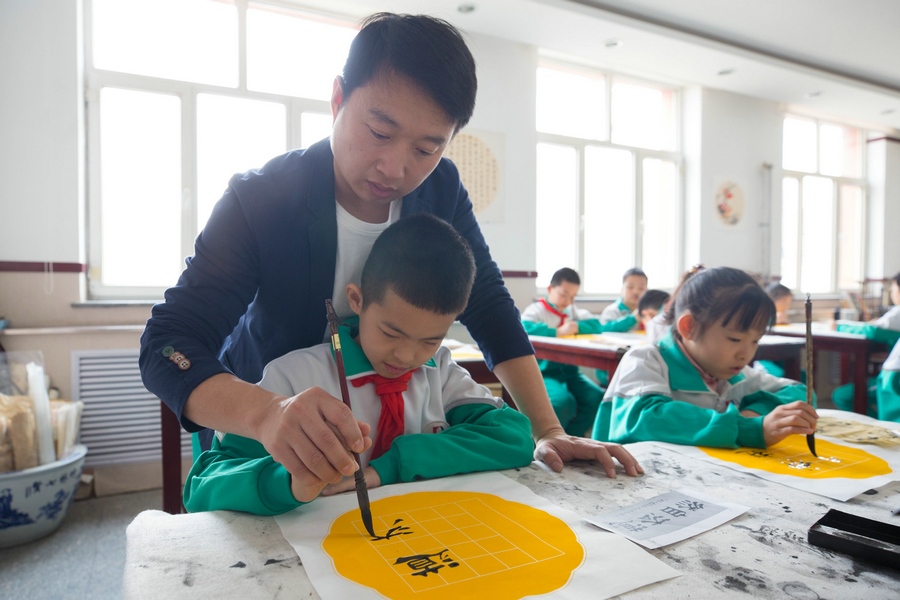 北重一小，書法老師岳志剛正在指導學生.jpg