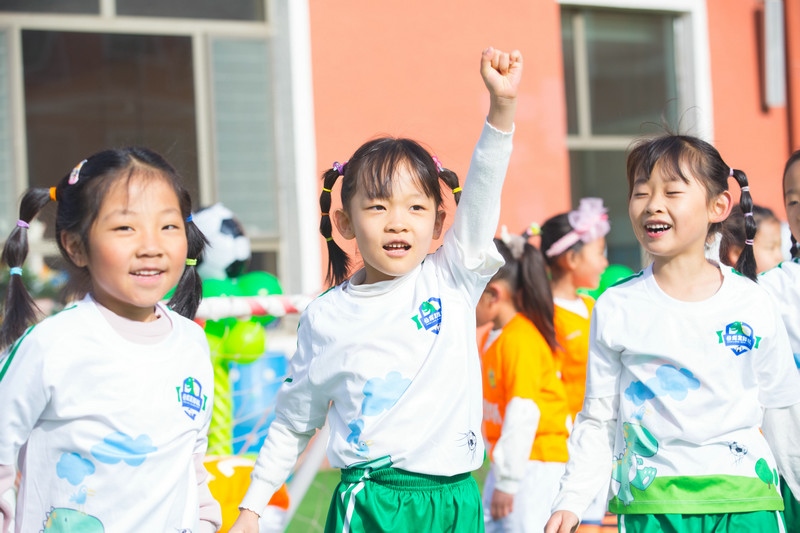 7.趣味比賽中，取得進(jìn)球的孩子正在慶祝.jpg