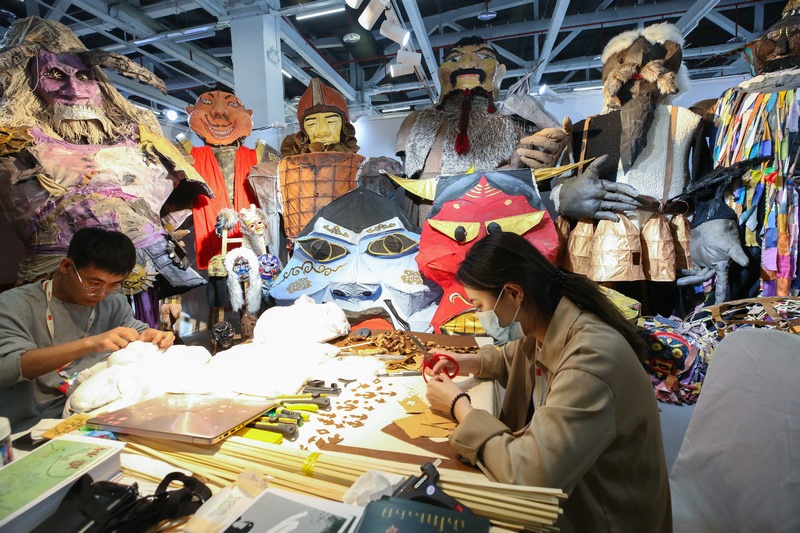 5.烏蘭劇社戲劇創(chuàng)作實(shí)踐工作坊，內(nèi)蒙古藝術(shù)學(xué)院學(xué)生現(xiàn)場(chǎng)制作相關(guān)道具.jpg