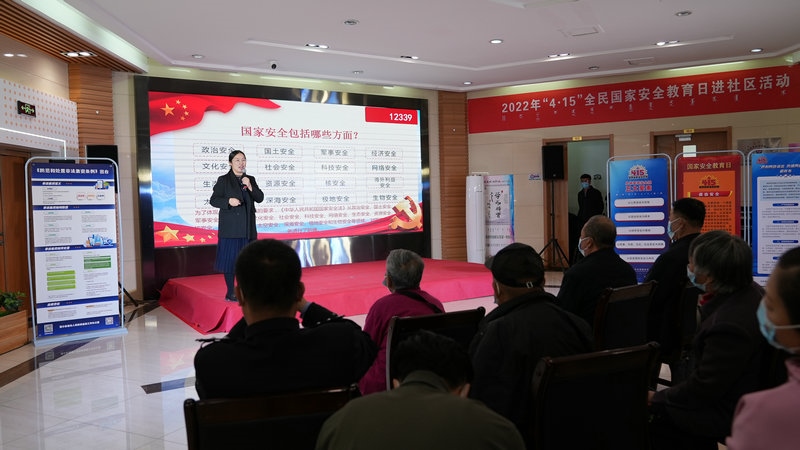 線下聯(lián)合各國家安全委員單位同步開展“國家安全進社區(qū)”活動，現場通過以國家安全知識問答為主線，穿插烏蘭牧騎演出、國家安全宣講、發(fā)放國家安全法律法規(guī)讀本等形式，圍繞什么是國家安全、國家安全包含哪些內容、如何維護國家安全等方面，為社區(qū)老百姓開展宣傳宣講，同時作為現場“進社區(qū)”活動與線上直播活動連線，把現場熱烈氣氛帶到網絡，與大家共同分享。 (4)_副本.jpg