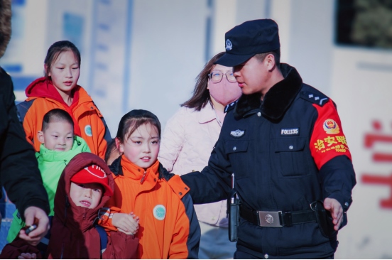 站好“護學崗”，守護“成長路”——南地公安持續(xù)開展護學行動494.png