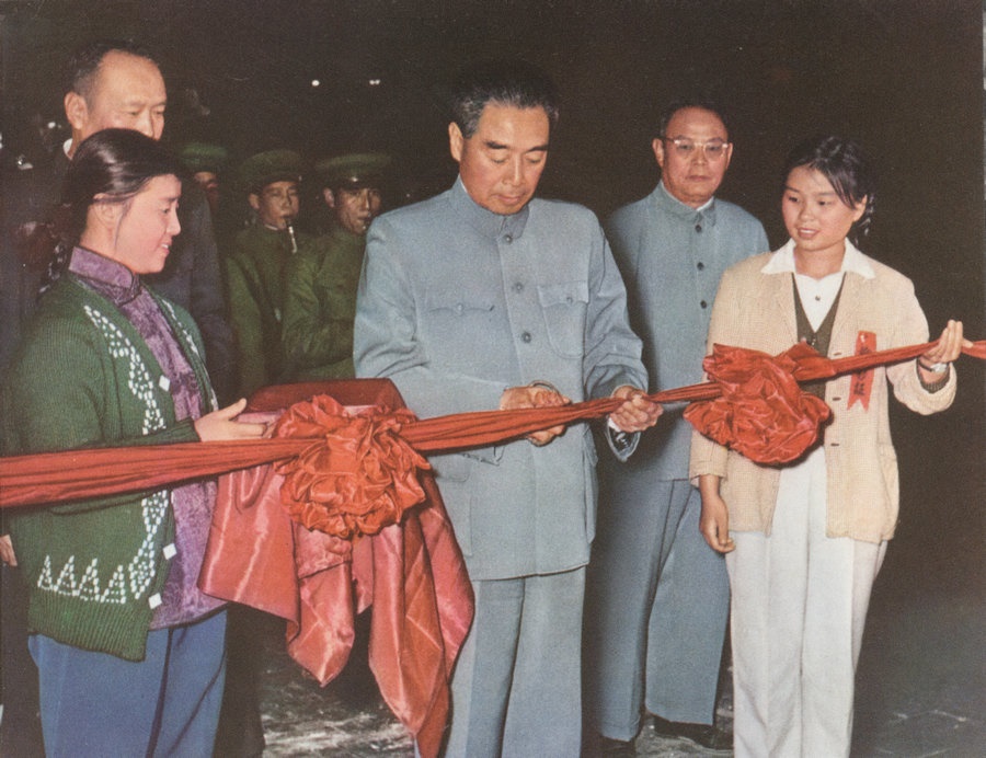 1959年10月15日，周恩來(lái)總理親自為包鋼一號(hào)高爐出鐵剪彩。.jpg