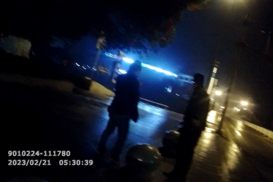 報(bào)警人唐師傅向民警講述情況 。資陽(yáng)公安供圖