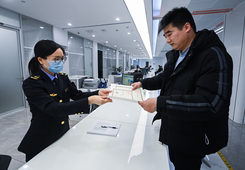 2023年2月8日，浙江省湖州市吳興區(qū)，企業(yè)負(fù)責(zé)人在中小微企業(yè)一站式服務(wù)平臺(tái)領(lǐng)取營(yíng)業(yè)執(zhí)照。