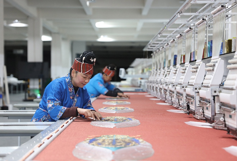 2023年2月13日，貴州省黔東南苗族侗族自治州施秉縣工業(yè)園區(qū)，工人在機(jī)繡車間作業(yè)。