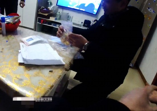 失主對照清單清點黃金等貴重物品。資陽市公安供圖