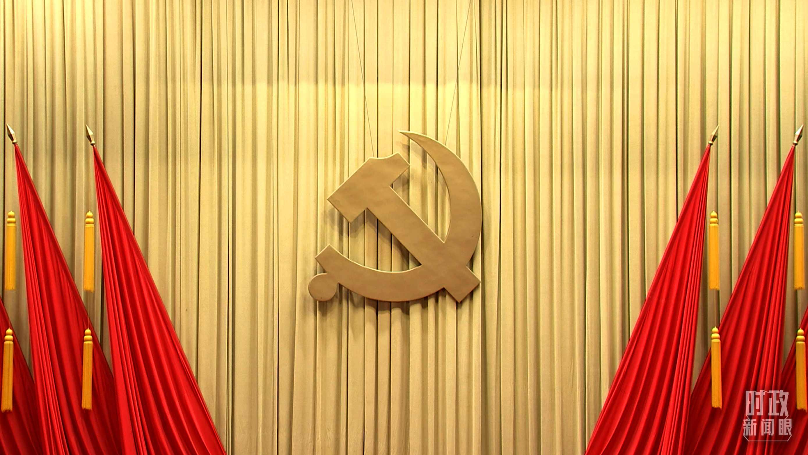 △會(huì)場(chǎng)上莊嚴(yán)的黨徽。（總臺(tái)央視記者郭鴻拍攝）
