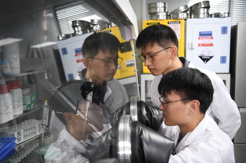 2022年10月19日，中國科學(xué)技術(shù)大學(xué)地球和空間科學(xué)學(xué)院研究員、青年教師郝記華（后）在實(shí)驗(yàn)室與學(xué)生交流。