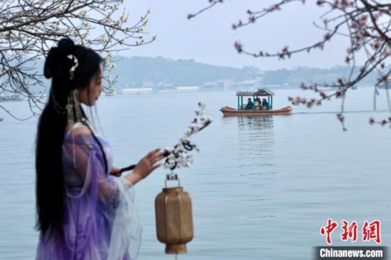 圖為游客在昆明湖畔游玩。<a target='_blank' data-cke-saved-href='/' href='/'><p align=