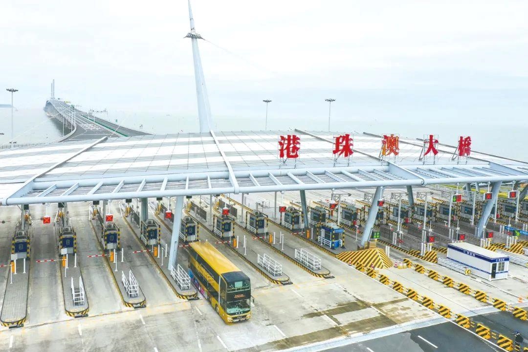 △一輛從香港開(kāi)往珠海的港珠澳大橋穿梭巴士入境珠海。