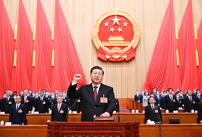 2023年3月10日，十四屆全國(guó)人大一次會(huì)議在北京人民大會(huì)堂舉行第三次全體會(huì)議。習(xí)近平全票當(dāng)選為中華人民共和國(guó)主席、中華人民共和國(guó)中央軍事委員會(huì)主席。這是習(xí)近平進(jìn)行憲法宣誓。