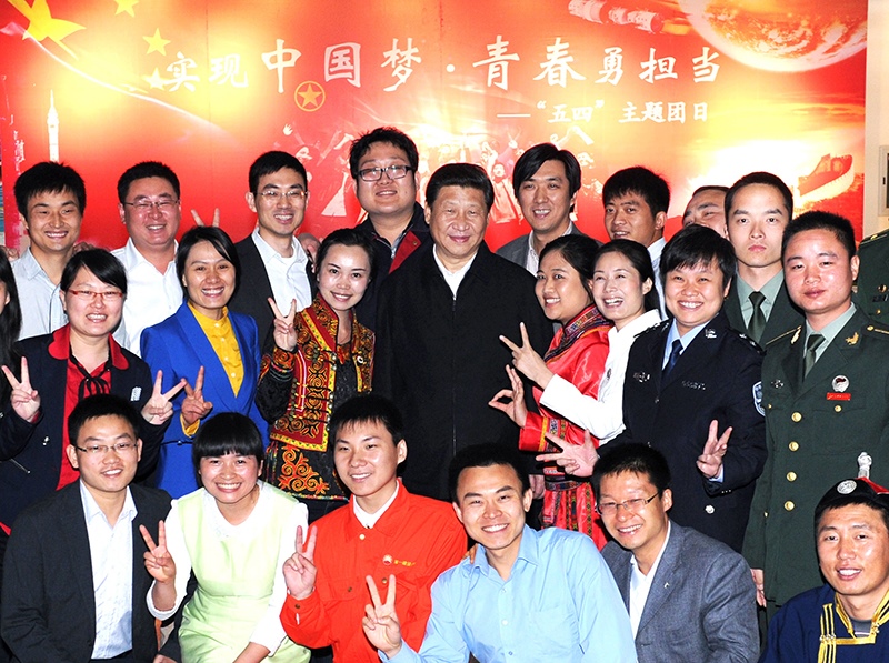 2013年5月4日，習(xí)近平總書記來到中國航天科技集團公司中國空間技術(shù)研究院，同各界優(yōu)秀青年代表座談并發(fā)表重要講話。這是座談會前，習(xí)近平和在展廳參觀的優(yōu)秀青年代表合影。