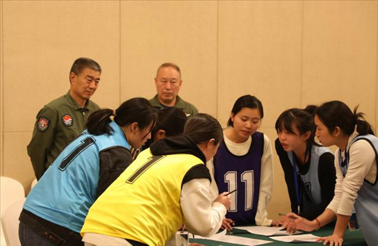 2023年4月4日，參加海軍招飛選拔的學(xué)生在心理選拔環(huán)節(jié)討論發(fā)言，海軍飛行人才心理選拔專家對參檢學(xué)生進行活動觀察。