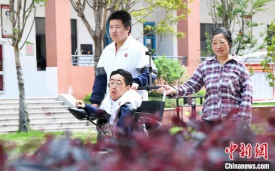 碰上天氣好，朱金祥就會利用休息時間，和鐘華強(qiáng)母親將其推出來賞賞花，曬曬太陽，呼吸一下外面的新鮮空氣。 卓忠偉 攝