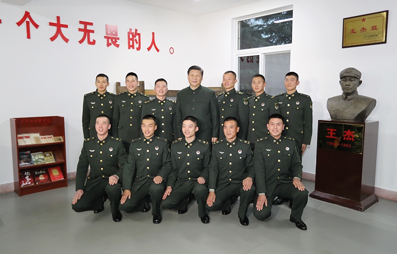 2017年12月13日，中共中央總書記、國家主席、中央軍委主席習近平到第71集團軍視察。這是習近平同“王杰班”戰(zhàn)士合影。