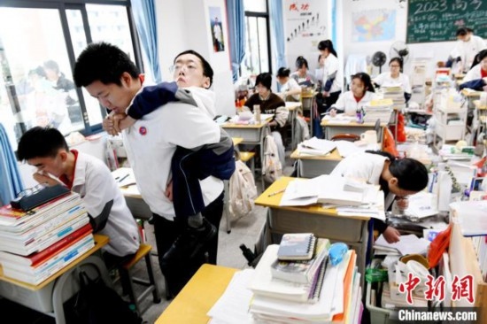 遇到鐘華強(qiáng)課堂上內(nèi)急，江西省南康中學(xué)北校區(qū)的高三學(xué)生朱金祥便會及時背著他前往衛(wèi)生間。 卓忠偉 攝
