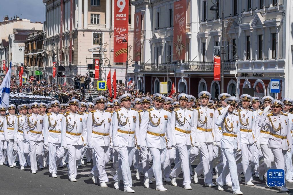 5月9日，在俄羅斯符拉迪沃斯托克市，軍人參加閱兵式。新華社發(fā)（郭飛洲攝）
