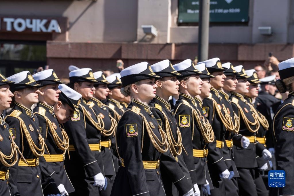 5月9日，在俄羅斯符拉迪沃斯托克市，軍人參加閱兵式。新華社發(fā)（郭飛洲攝）
