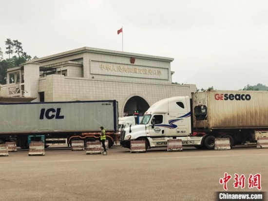 近日，位于中越邊境廣西憑祥市的友誼關(guān)口岸車水馬龍，裝載著東盟水果的跨境車輛來往不斷。黃艷梅 攝